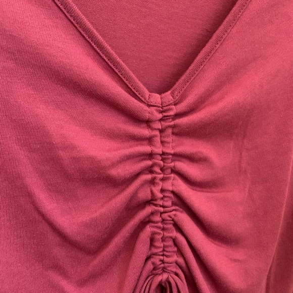 Adorable cinch berry top🍓 - Picture 5 of 6